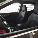 interior-masina-volan-si-scaune-negre-perne-auxiliare