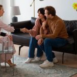 cuplu-la-terapeut-care-vorbeste-cu-un-terapeut