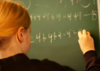 Fetele pierd startul la matematică? Radu Gologan explică de ce